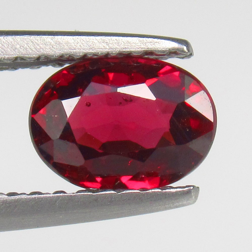 Natural Rhodolite Garnet - 1.00 Ct: No Reserve! Title: Natural Rhodolite Garnet - 1.00 Ct Origin: Mozambique Weight: 1.00 Size/Dimensions: 6.8 x 5.0 x 3.2 mm Additional Information: Pieces : 1 No's / Shape : Oval Cut / Color : Purplish 