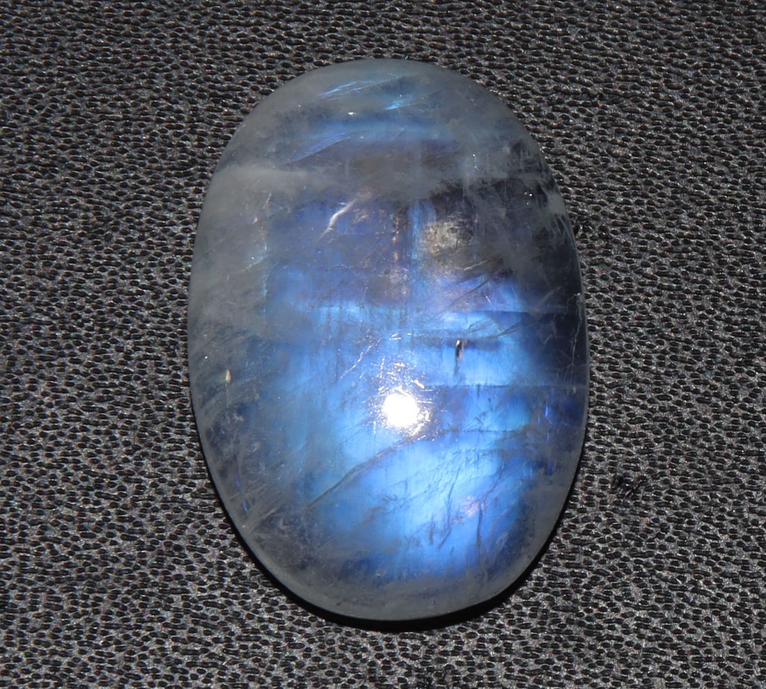 Lovely " Natural Rainbow Moonstone " 20.52 Cts Natural Rainbow Moonstone: No Reserve! Title: Lovely " Natural Rainbow Moonstone " 20.52 Cts Natural Rainbow Moonstone Additional Information: Gemstone : Natural Rainbow Moonstone Shape : Oval Cabochan Weight : 20.52 carats Mea