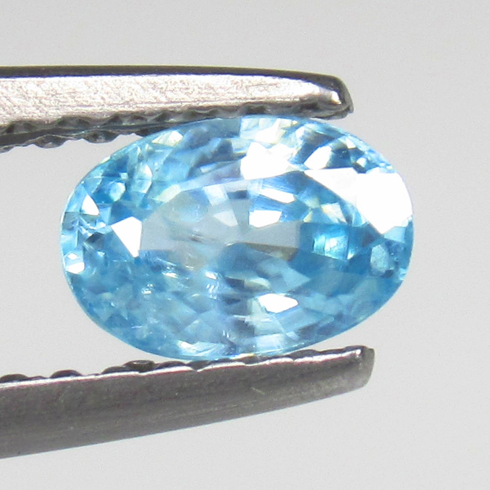 Natural Blue Zircon - 0.72 Ct: No Reserve! Title: Natural Blue Zircon - 0.72 Ct Origin: Combodia Weight: 0.72 Size/Dimensions: 5.8 x 4.0 x 3.0 mm Additional Information: Pieces : 1 No's / Shape : Oval Cut / Color : Blue / Clarity :