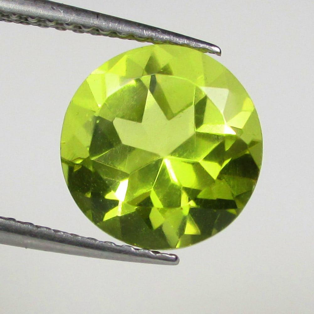3.30 Ctw Natural Lemon Quartz Round Cut: No Reserve! Title: 3.30 Ctw Natural Lemon Quartz Round Cut Stone Clarity: VVS Gemstones: Natural Lemon Quartz Carat Weights: 3.30 Size/Dimensions: 9.70 x 9.70 x 7.00 mm Additional Information: Good Lu