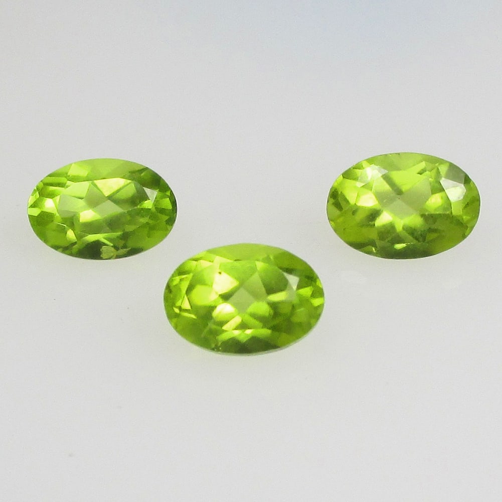 1.81 Ctw Natural Pakistan Peridot Oval Set: No Reserve! Title: 1.81 Ctw Natural Pakistan Peridot Oval Set Stone Clarity: VVS Gemstones: Natural Peridot Carat Weights: 1.81 Size/Dimensions: 6.2x4.2 - 6.3x4.4 mm / 3 Pc's Additional Information: T
