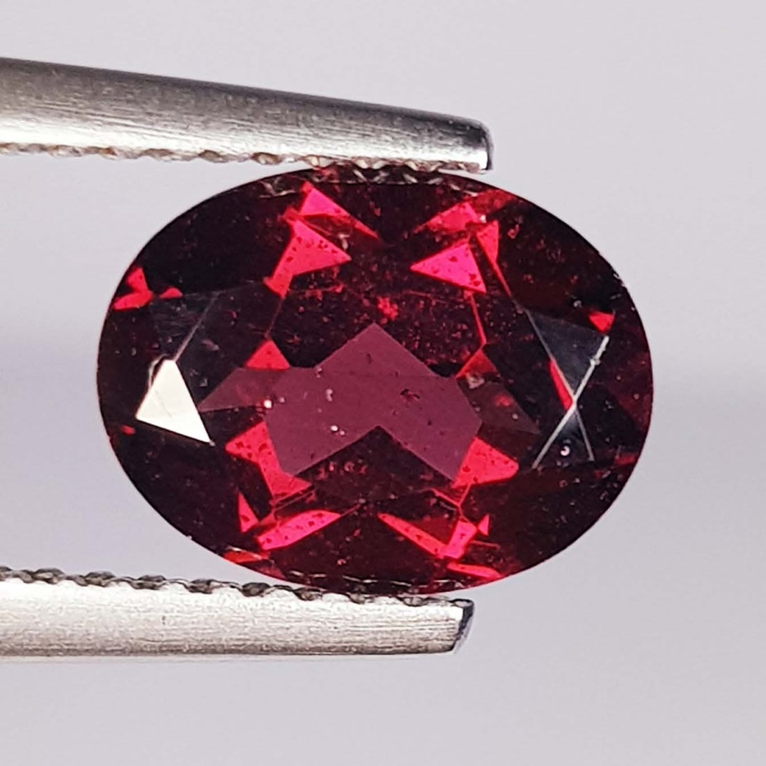 2.31 ctz" Beautiful Purple Pink Gem" Natural Rhodolite Garnet: No Reserve! Title: 2.31 ctz" Beautiful Purple Pink Gem" Natural Rhodolite Garnet Color/Clarity: Purple Pink / IF-VVS Gemstones: Rhodolite Garnet Carat Weight: 2.31 Size/Dimensions: 9.00 x 7.00 x 4.10 