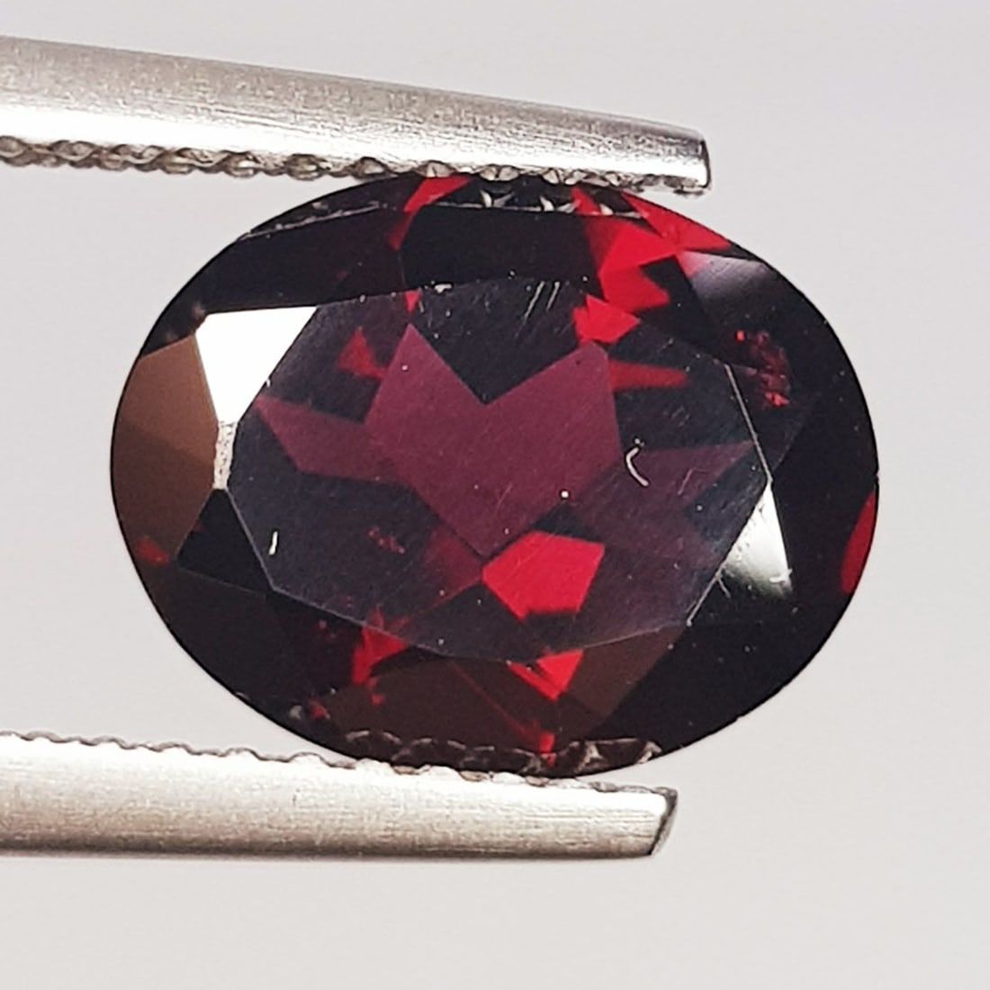 2.94 ctz" Beautiful Purple Pink Gem" Natural Rhodolite Garnet: No Reserve! Title: 2.94 ctz" Beautiful Purple Pink Gem" Natural Rhodolite Garnet Color/Clarity: Purple Pink / IF-VVS Gemstones: Rhodolite Garnet Carat Weight: 2.94 Size/Dimensions: 10.00 x 8.00 x 4.20