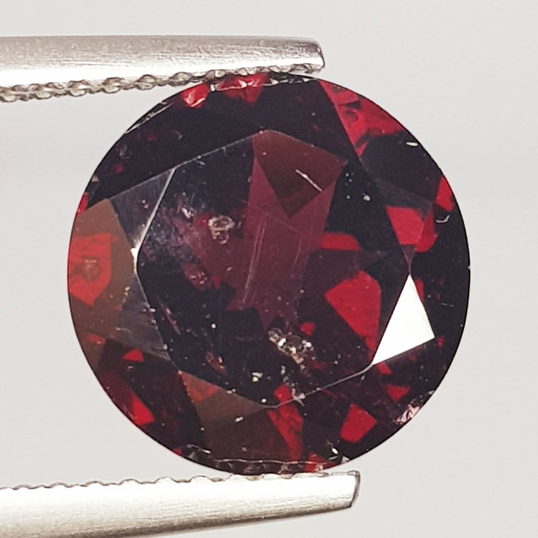 4.27 ctz" Beautiful Purple Pink Gem" Natural Rhodolite Garnet: No Reserve! Title: 4.27 ctz" Beautiful Purple Pink Gem" Natural Rhodolite Garnet Color/Clarity: Purple Pink / IF-VVS Gemstones: Rhodolite Garnet Carat Weight: 4.27 Size/Dimensions: 10.00 x 10.00 x 5.0