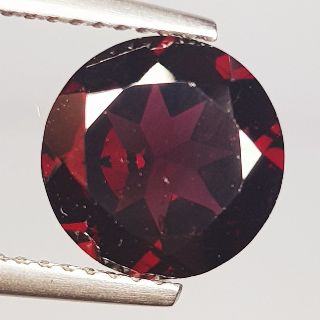 3.46 ctz" Beautiful Purple Pink Gem" Natural Rhodolite Garnet: No Reserve! Title: 3.46 ctz" Beautiful Purple Pink Gem" Natural Rhodolite Garnet Color/Clarity: Purple Pink / IF-VVS Gemstones: Rhodolite Garnet Carat Weight: 3.46 Size/Dimensions: 9.10 x 9.10 x 4.80 
