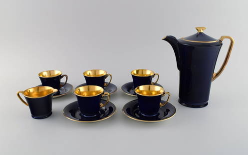 Crown Devon, England. Art deco coffee service for five people in navy blue porcelain, gilded inside.: Crown Devon, England. Art deco coffee service for five people in navy blue porcelain, gilded inside. 1930s. Consisting of five coffee cups with saucers, coffee pot and creamer. The cup measures: 6.7