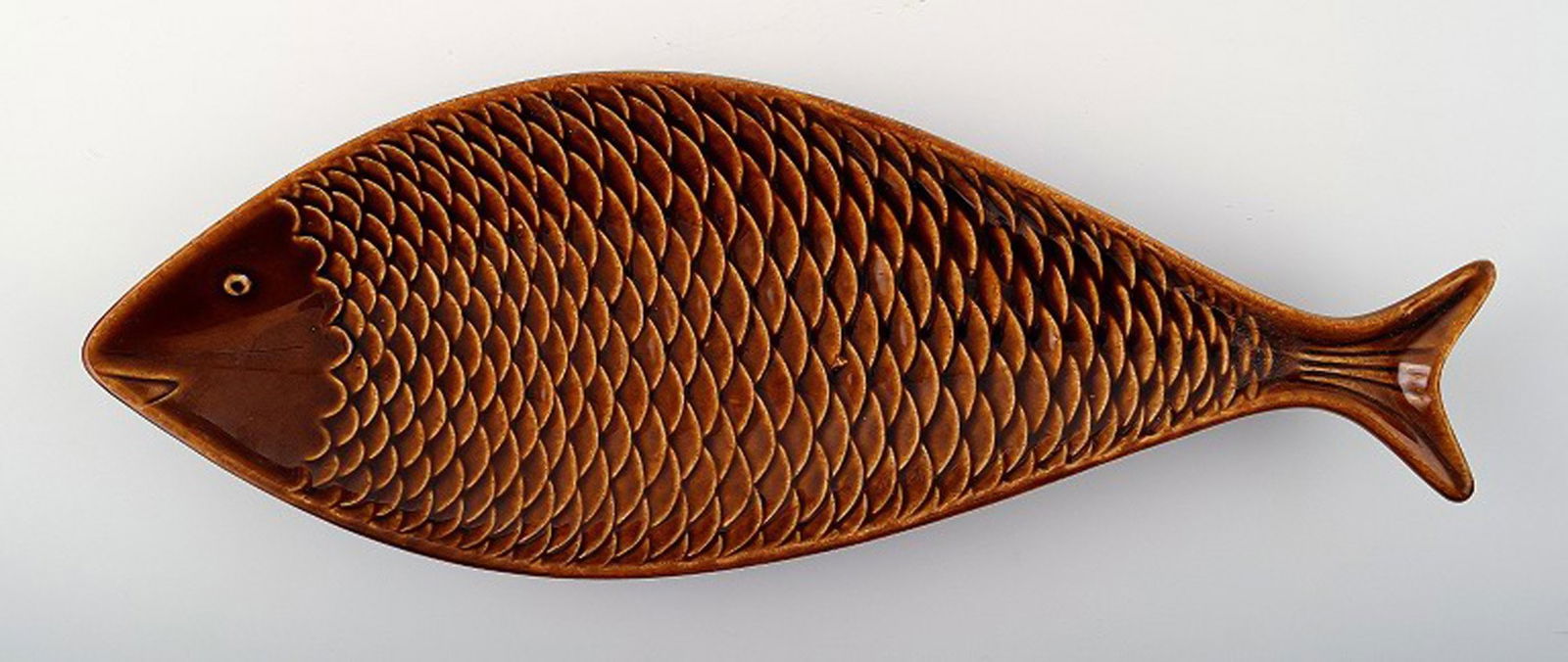 Stig Lindberg for Gustavsberg Fish shaped dish.: Stig Lindberg for Gustavsberg Fish shaped dish, designed by Stig Lindberg. Stamped: Gustavsberg Length: 31 cm (12.2") Perfect condition Reserve: $95.00 Shipping: Domestic: Shipping rates are determine