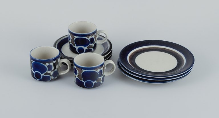 Anja Jaatinen-Winquist, Arabia, Finland, a three-person Saara coffee service in hand-painted: Anja Jaatinen-Winquist, Arabia, Finland, a three-person Saara coffee service in hand-painted stoneware. Retro design. 1970s. In perfect condition. Marked. Cup: D 6.5 (without handle) x H 6.0 cm. Cake 