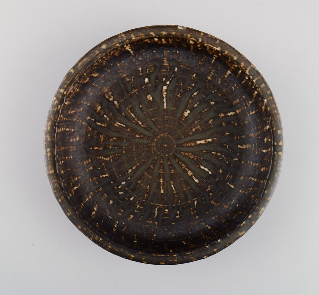 Gunnar Nylund (1904-1997) for Rörstrand. Round bowl in glazed stoneware. Beautiful glaze in: Gunnar Nylund (1904-1997) for Rörstrand. Round bowl in glazed stoneware. Beautiful glaze in brown shades. Swedish design, 1960s. Measures: 18.5 x 4.5 cm. Stamped. In excellent condition. 2nd fact