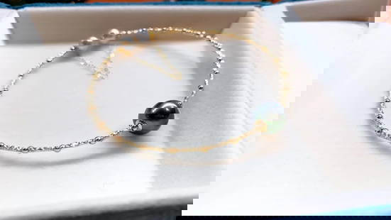 Natural primary color Tahitian seawater black pearl bracelet: Natural primary color Tahitian seawater black pearl bracelet. Perfect round shape with slight blemishes, super glossy skin, and beautiful color! Natural seawater pearls, black pearls 8 to 9MM, 2 reall