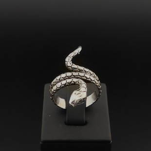 925 Silver Snake Ring,Ladies Ring: Title: 925 Silver Snake Ring,Ladies Ring Additional Information: 925 Silver Snake Ring,Ladies Ring -Total Weight:6.4g -Size: US Size 9.50 (19.50mm) With Gift Box Express Shipping.Carrier:DHL Express