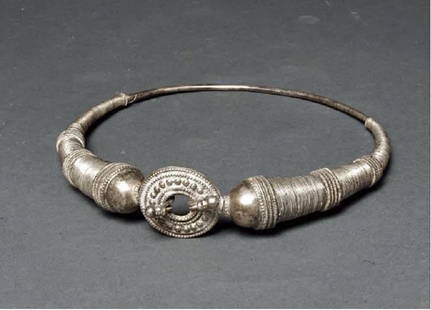 Indian Rajasthan: Title: Indian Rajasthan Description: Indian Rajasthan Silver Hasli Vadho Choker India, Rajasthan Origin: India Date: 19th/20th c. Dimensions: 7" dia Material: silver Reserve: $125.00 Shipping: Dome