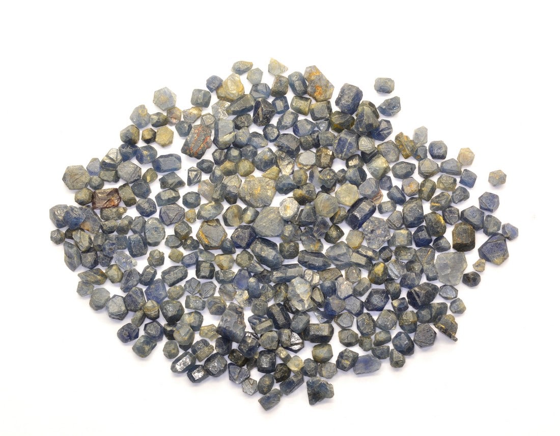 200 CRT SAPPHIRE HEALING CRYSTALS (1 of 5)