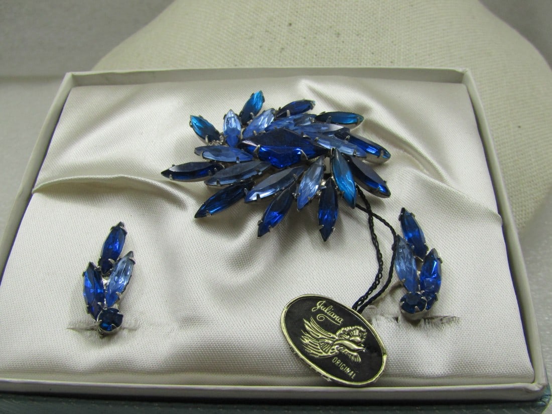 Vintage Blue Rhinestone Brooch Earrings, Juliana Original with Tag & Original Box (1 of 9)