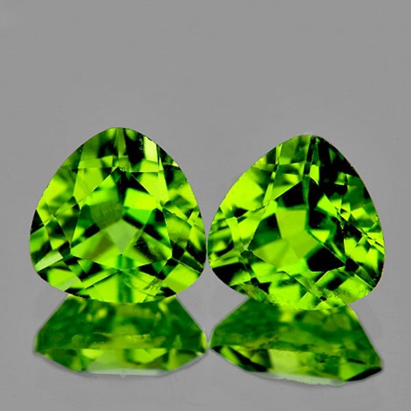 6.00 mm Trillion 2 pcs Natural Best Green Peridot: Title: 6.00 mm Trillion 2 pcs Natural Best Green Peridot Color/Clarity: green/VVS1 Gemstone Type: untreated Carat Weights: 1.7 Size/Dimensions: 6 mm Origin: Pakistan Reserve: $40.00 Shipping: Dom