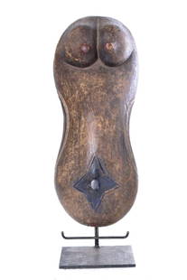 Belly Mask - Wood - Makondé - Tanzania: Wonderful ancient wooden belly mask from the MAKONDE people of Tanzania. This kind of masks symbolize fertility and are also thought to be worn during boys initiation ceremonies. Good used condition w