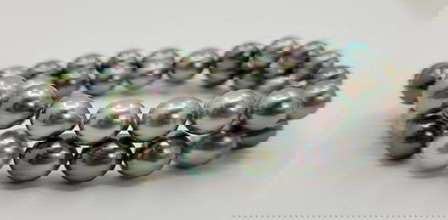 8.5x12mm Bright Multi Tahitian Pearls - 14 kt. Yellow gold - Necklace: Title: 8.5x12mm Bright Multi Tahitian Pearls - 14 kt. Yellow gold - Necklace Description: A stunning multi-colored necklace of Tahitian pearls, selected for their shimmering peacock, aubergine and sil