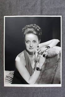 Bette Davis By George Hurrell - Hurrell Portfolio I (1940) 16" X 20" US Photographic Print: Bette Davis by George Hurrell - Hurrell Portfolio I (1940) 16" x 20" US Photographic Print Condition: VG - Hurrell Stamp on back of item Please refer to the attached image for a detailed view and cond