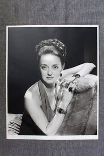 Bette Davis By George Hurrell - Hurrell Portfolio I (1940) 16" X 20" US Photographic Print: Bette Davis by George Hurrell - Hurrell Portfolio I (1940) 16" x 20" US Photographic Print Condition: VG - Hurrell Stamp on back of item Please refer to the attached image for a detailed view and