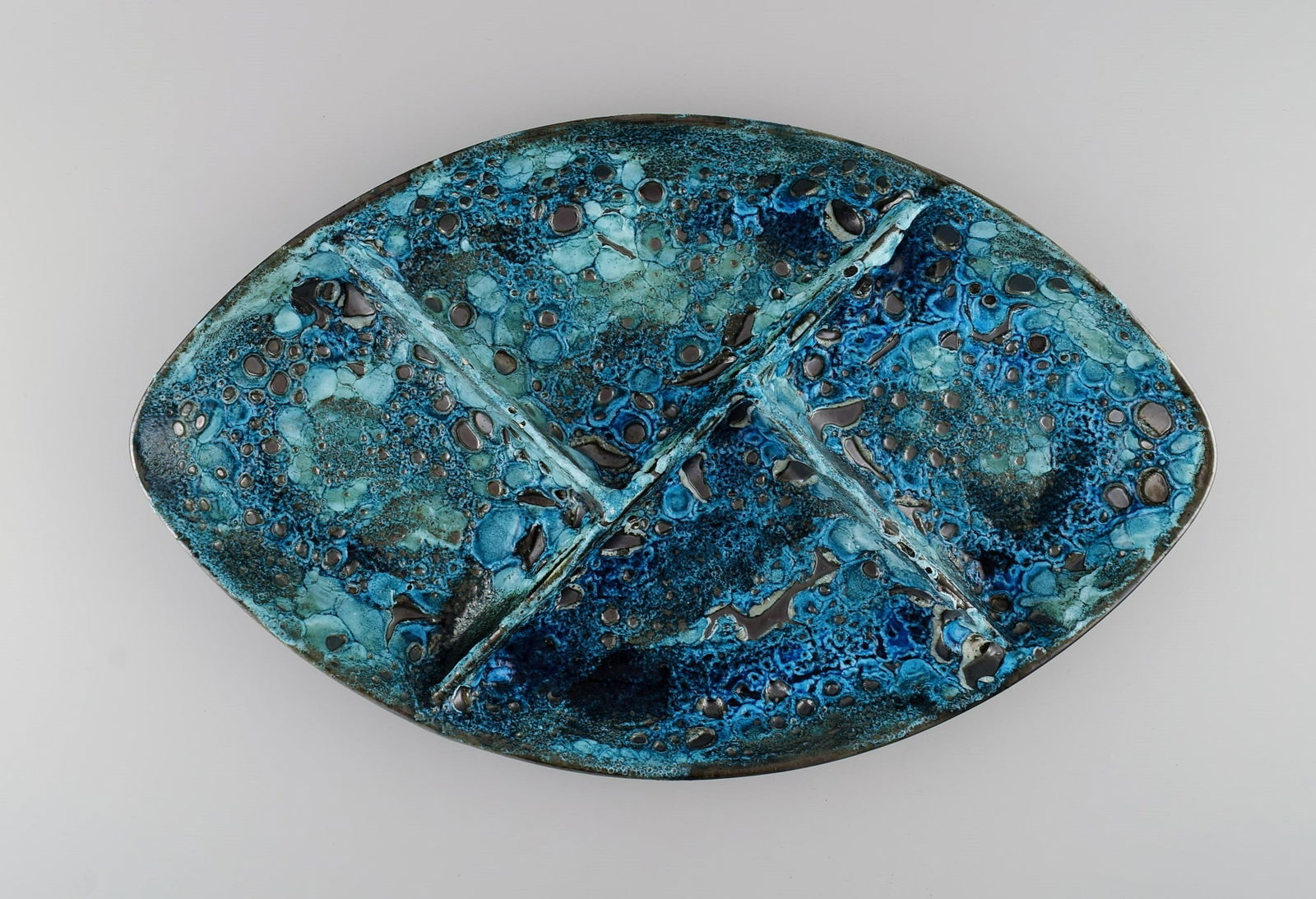 French ceramist. Large divided serving dish in glazed stoneware. Beautiful glaze in azure shades. (1 of 6)