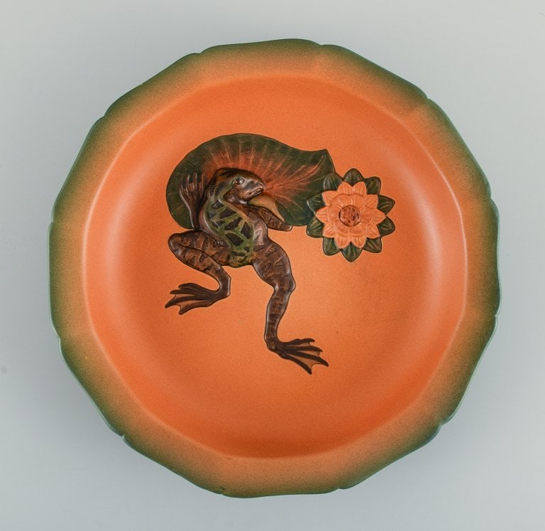 Ipsens, Denmark. Circular dish with seeds in hand-painted glazed ceramic.: Ipsens, Denmark. Circular dish with seeds in hand-painted glazed ceramic. Model number 122. Approx. 1920. In excellent condition. Marked. Measurements: D 27.0 x H 5.0 cm. Reserve: $280.00 Shipping: Do