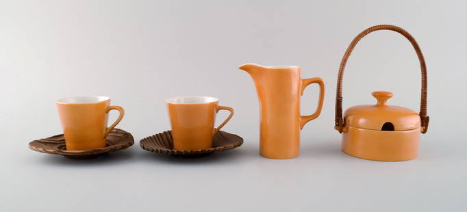 Kenji Fujita for Tackett Associates. Porcelain coffee service for two people. Dated 1953-56.: Kenji Fujita for Tackett Associates. Porcelain coffee service for two people. Dated 1953-56. Consisting of two coffee cups with saucers, sugar bowl and creamer. The cup measures: 6.5 x 6.3 cm. Saucer