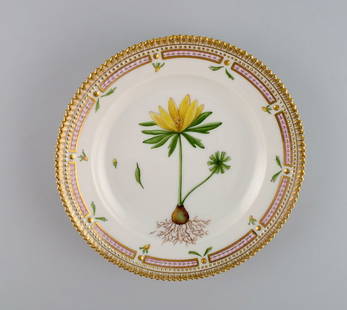 Royal Copenhagen Flora Danica salad plate in hand-painted porcelain with flowers and gold: Royal Copenhagen Flora Danica salad plate in hand-painted porcelain with flowers and gold decoration. Model number 20/3573. Diameter: 19.5 cm. In perfect condition. 1st factory quality. Stamped. Reser