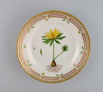 Royal Copenhagen Flora Danica salad plate in hand-painted porcelain with flowers and gold: Royal Copenhagen Flora Danica salad plate in hand-painted porcelain with flowers and gold decoration. Model number 20/3573. Diameter: 19.5 cm. In perfect condition. 1st factory quality. Stamped. 