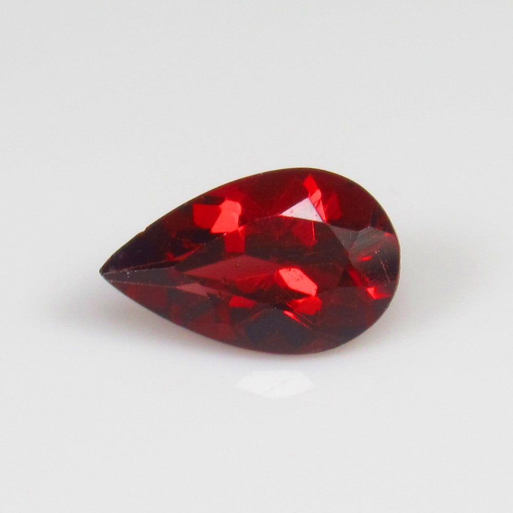 Natural Rhodolite Garnet - 0.93 Ct: No Reserve! Title: Natural Rhodolite Garnet - 0.93 Ct Origin: Mozambique Weight: 0.93 Size/Dimensions: 7.9 x 5.0 x 3.5 mm Additional Information: Pieces : 1 No's / Shape : Pear Cut / Color : Purplish 