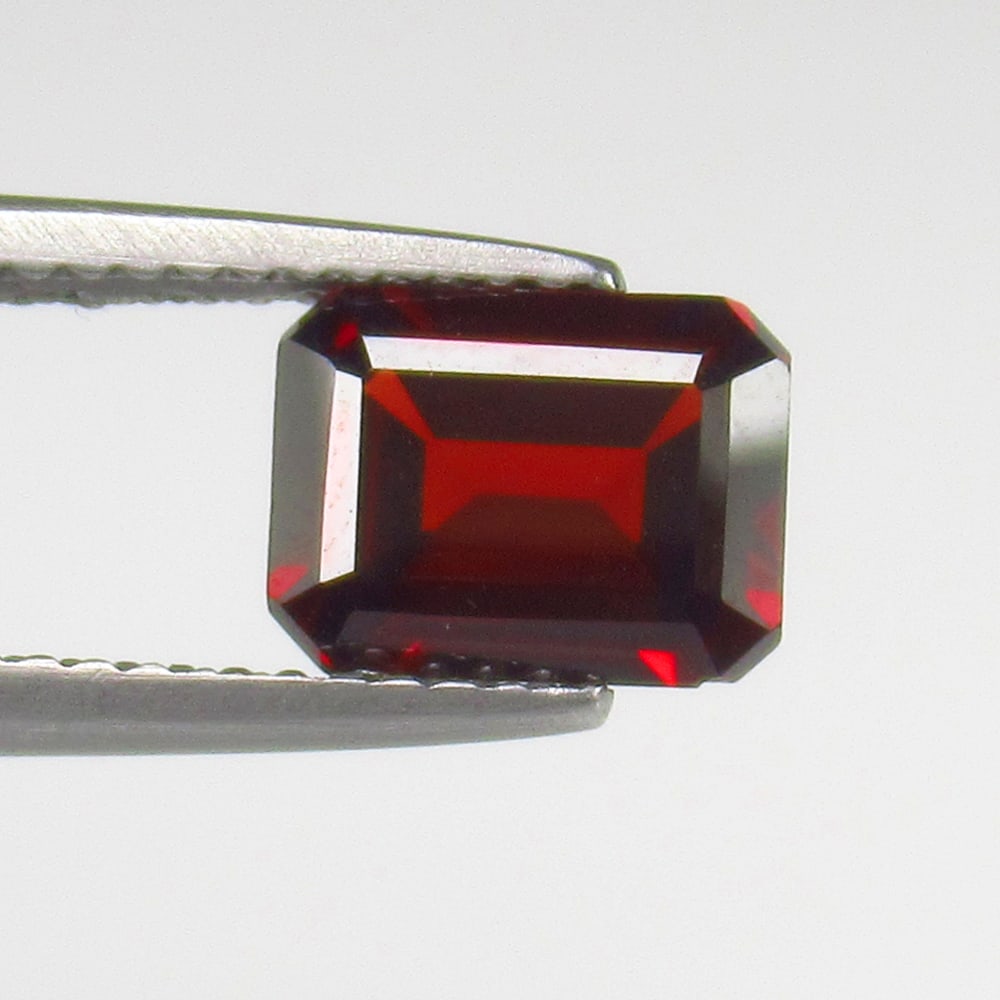 1.98 Ct - Natural Rhodolite Garnet: No Reserve! Title: 1.98 Ct - Natural Rhodolite Garnet Additional Information: Gemstone Gemstones: Garnet Beads Carat Weights: 1.98 Size/Dimensions: 8.1 x 6.2 x 3.9 mm Additional Information: Pieces : 