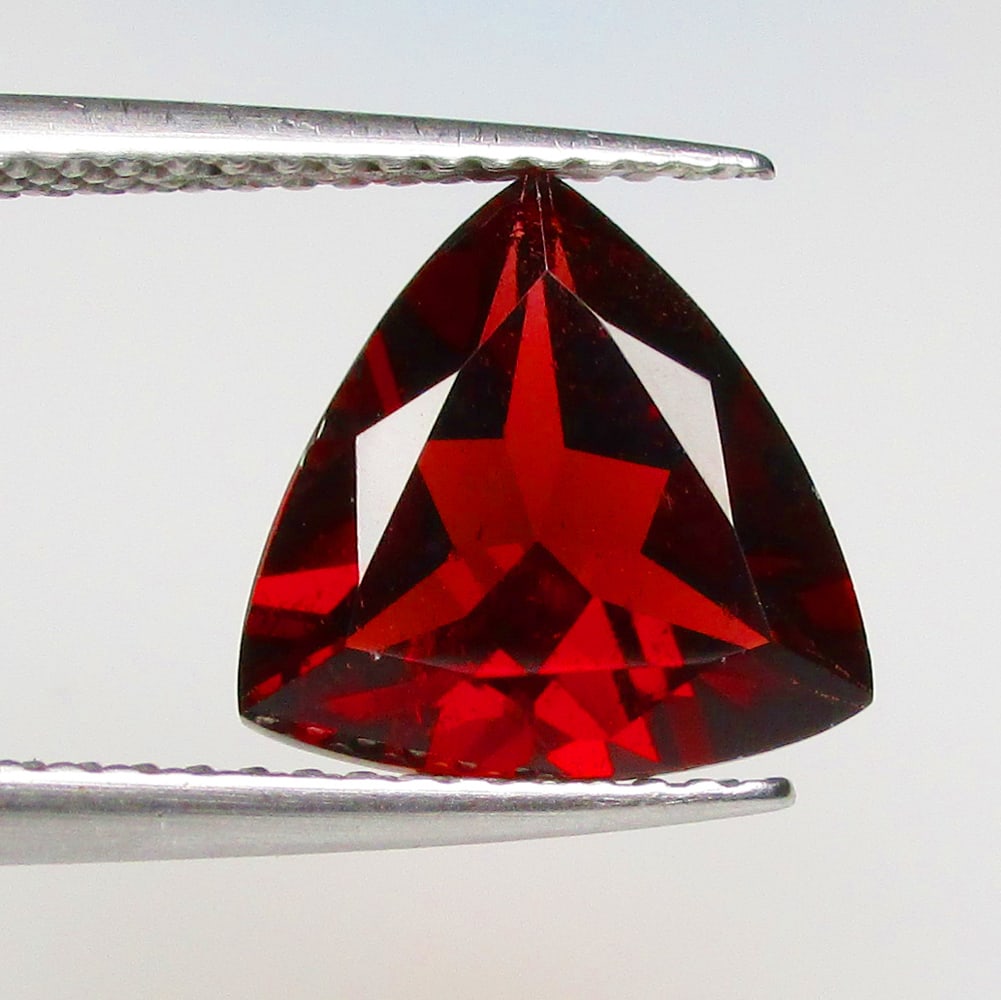 3.36 Ctw Natural Rhodolite Garnet Trillion Cut: No Reserve! Title: 3.36 Ctw Natural Rhodolite Garnet Trillion Cut Stone Clarity: VVS Gemstones: Natural Rhodolite Garnet Carat Weights: 3.36 Size/Dimensions: 10.10 x 10.30 x 5.20 mm Additional Informa