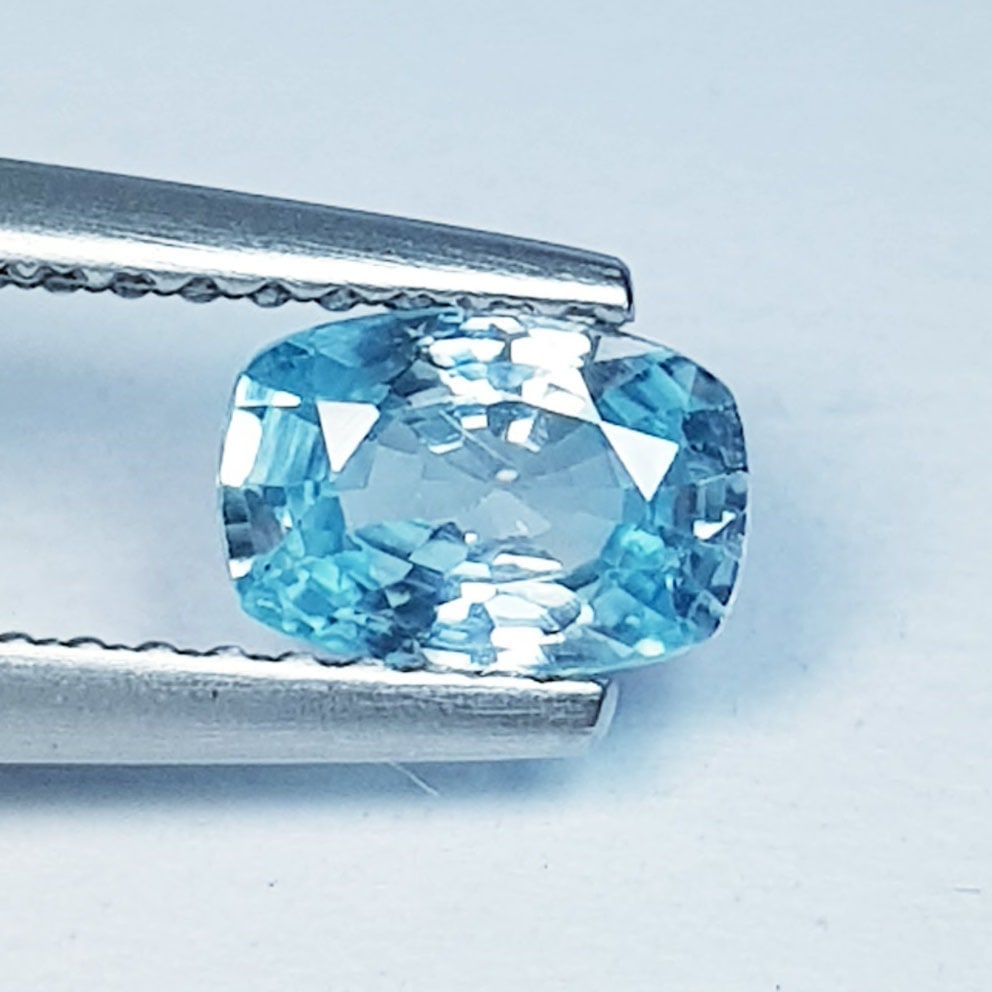 0.97 Ctz Top Grade Dazling Blue Natural Zircon: No Reserve! Title: 0.97 Ctz Top Grade Dazling Blue Natural Zircon Color/Clarity: Zircon Gemstone: Blue / VVS Carat Weights: 0.97 Size: 6.60 x 4.60 x 2.90 Additional Information: Rectangle Cushion / Ca