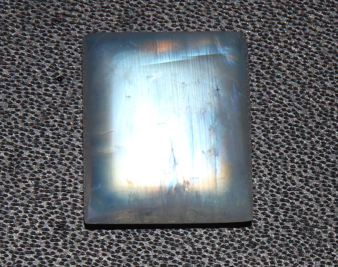 Lovely " Natural Rainbow Moonstone " 13.08 Cts Natural Rainbow Moonstone: No Reserve! Title: Lovely " Natural Rainbow Moonstone " 13.08 Cts Natural Rainbow Moonstone Additional Information: Gemstone : Natural Rainbow Moonstone Shape : Rectengular Cabochan Weight : 13.08 car