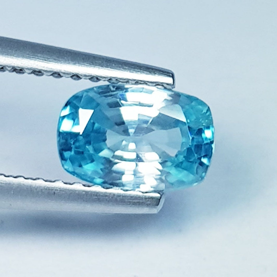 1.29 Ctz Top Grade Dazling Blue Natural Zircon: No Reserve! Title: 1.29 Ctz Top Grade Dazling Blue Natural Zircon Color/Clarity: Zircon Gemstone: Blue / VVS Carat Weights: 1.29 Size: 7.20 x 4.90 x 3.30 Additional Information: Rectangle Cushion / Ca