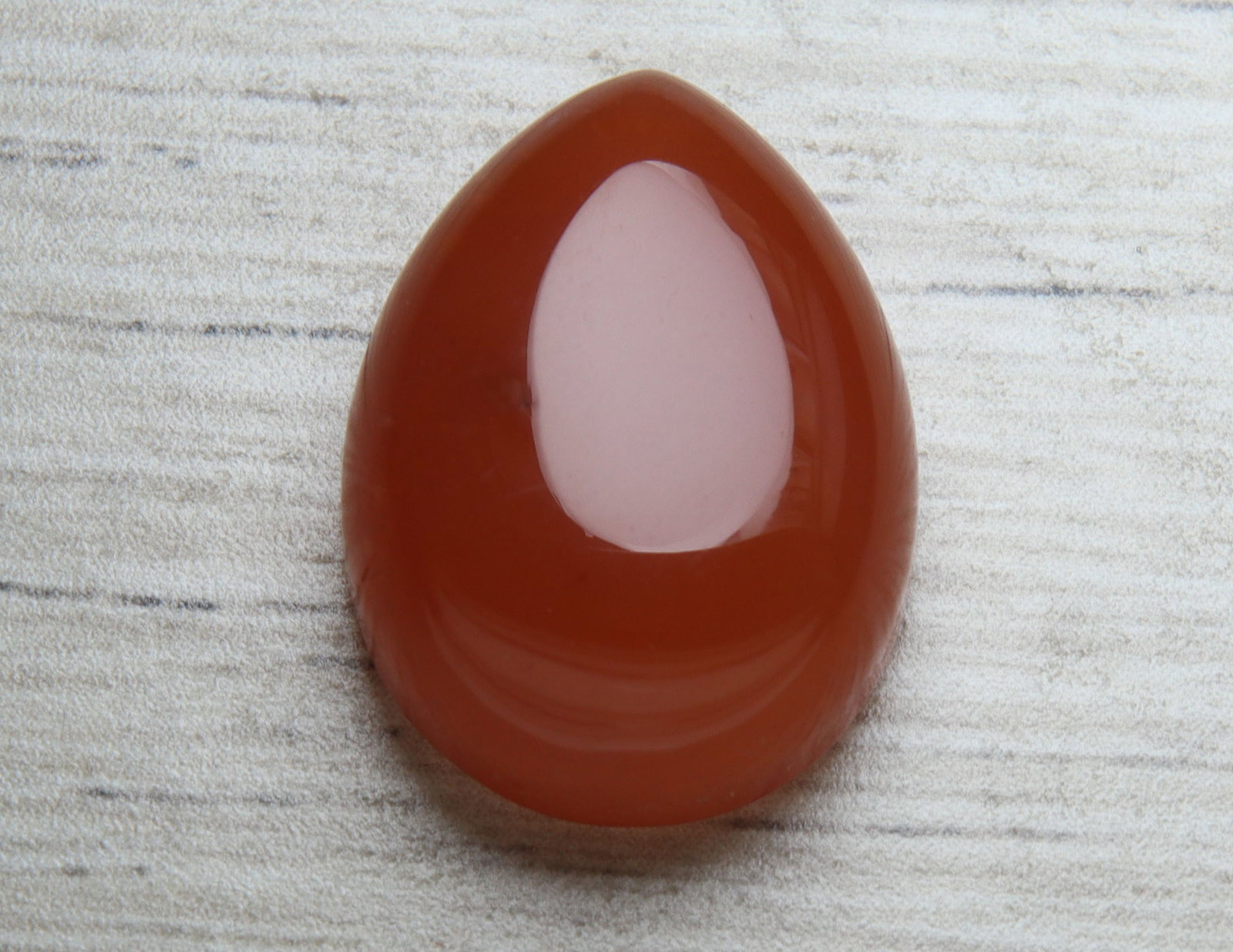 Gorgeous " Natural Carnelian " 19.80 Cts Natural Carnelian: No Reserve! Title: Gorgeous " Natural Carnelian " 19.80 Cts Natural Carnelian Additional Information: Gemstone : Natural Carnelian Weight : 19.80 carat Shape : Pear Cabochon Dimensions : 20x15 mm Colo