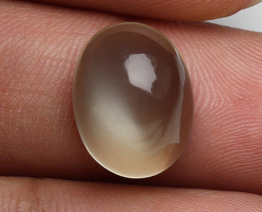 Stunning " Natural Moonstone " 8.30 Cts Natural Moonstone: No Reserve! Title: Stunning " Natural Moonstone " 8.30 Cts Natural Moonstone Additional Information: Gemstone : Natural Moonstone Shape : Oval Cabochan Weight : 8.30 carats Measurements : 14x11 mm Col