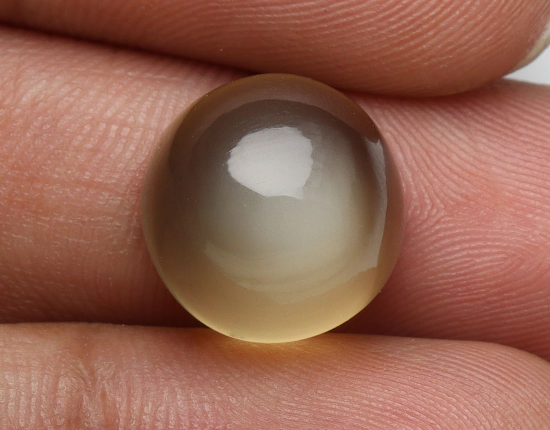 Spectacular " Natural Moonstone " 11.77 Cts Natural Moonstone: No Reserve! Title: Spectacular " Natural Moonstone " 11.77 Cts Natural Moonstone Additional Information: Gemstone : Natural Moonstone Shape : Round Cabochan Weight : 11.77 carats Measurements : 13x13
