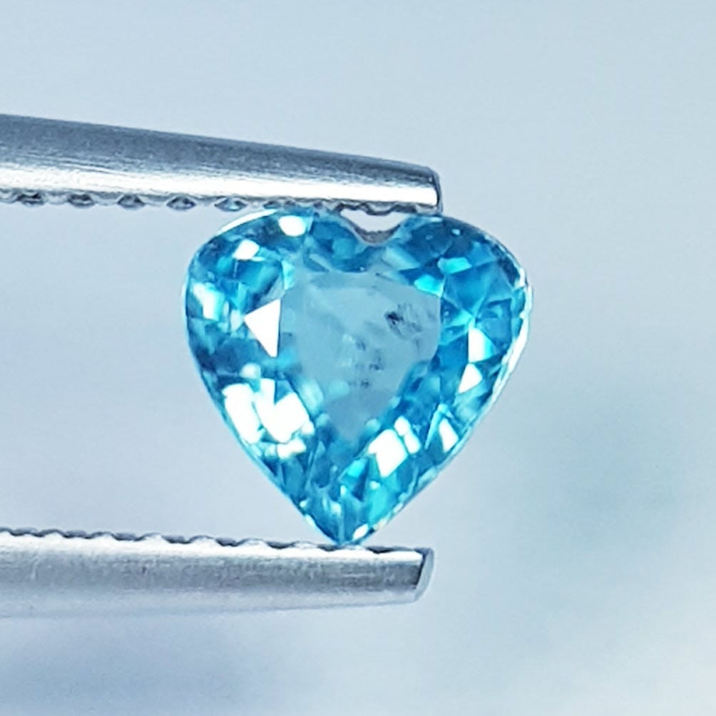 1.20 Ctz Top Grade Dazling Blue Natural Zircon: No Reserve! Title: 1.20 Ctz Top Grade Dazling Blue Natural Zircon Color/Clarity: Zircon Gemstone: Blue / VVS Carat Weights: 1.2 Size: 5.80 x 5.70 x 3.00 Additional Information: Heart Shape / Cambodia 