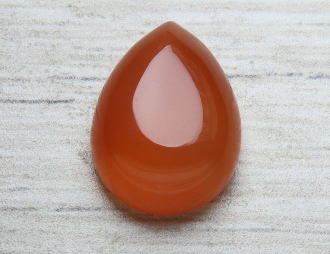 Stunning " Natural Carnelian " 9.39 Cts Natural Carnelian: No Reserve! Title: Stunning " Natural Carnelian " 9.39 Cts Natural Carnelian Additional Information: Gemstone : Natural Carnelian Weight : 9.39 carat Shape : Pear Cabochon Dimensions : 16x12 mm Color 