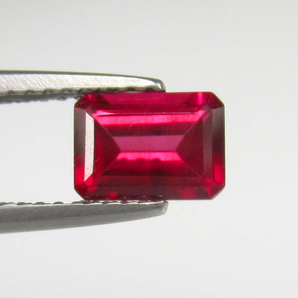 Natural Rhodolite Garnet - 1.24 Ct: No Reserve! Title: Natural Rhodolite Garnet - 1.24 Ct Origin: Mozambique Weight: 1.24 Size/Dimensions: 7.0 x 5.0 x 3.2 mm Additional Information: Pieces : 1 No's / Shape : Octagon Cut / Color : Purpli