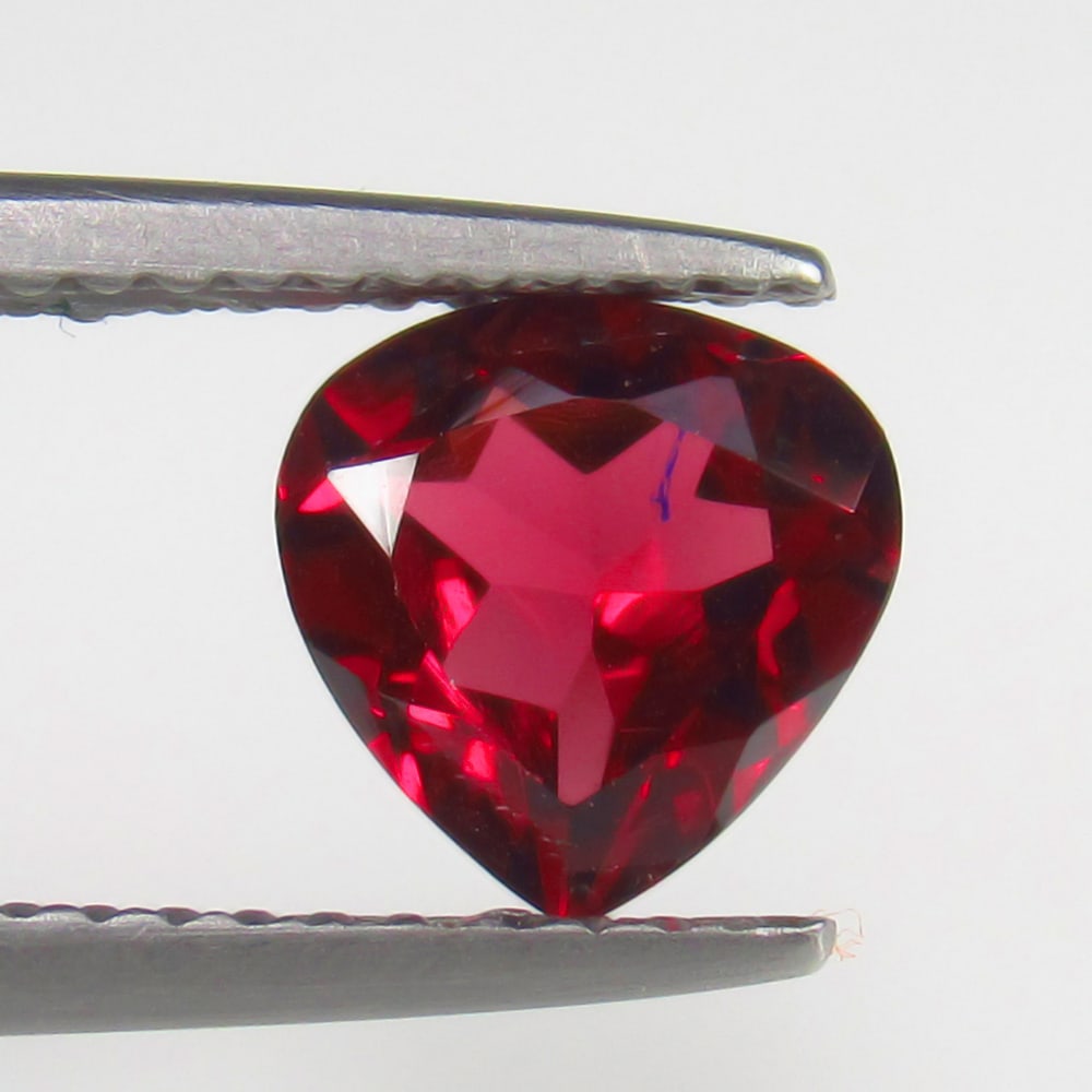 Natural Rhodolite Garnet - 1.33 Ct: No Reserve! Title: Natural Rhodolite Garnet - 1.33 Ct Origin: Mozambique Weight: 1.33 Size/Dimensions: 7.2 x 7.2 x 3.5 mm Additional Information: Pieces : 1 No's / Shape : Pear Cut / Color : Purplish 