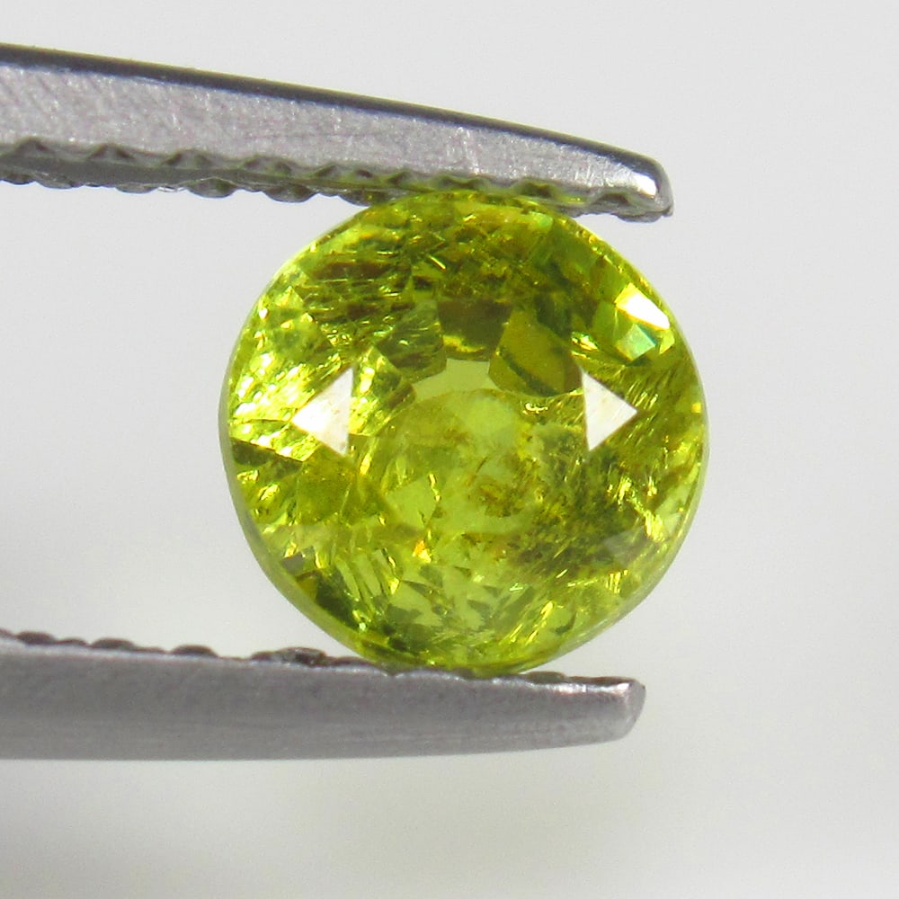 Natural Mali Garnet - 0.91 Ct: No Reserve! Title: Natural Mali Garnet - 0.91 Ct Origin: Madagascar Weight: 0.91 Size/Dimensions: 5.3 x 5.3 x 4.0 mm Additional Information: Pieces : 1 No's / Shape : Round Cut / Color : Yellow / Clar