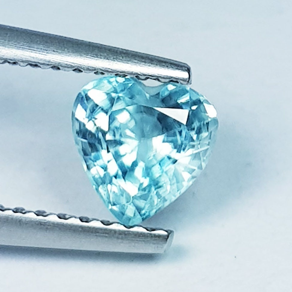 1.11 Ctz Top Grade Dazling Blue Natural Zircon: No Reserve! Title: 1.11 Ctz Top Grade Dazling Blue Natural Zircon Color/Clarity: Zircon Gemstone: Blue / VVS Carat Weights: 1.11 Size: 5.85 x 5.70 x 3.60 Additional Information: Heart Shape / Cambodia