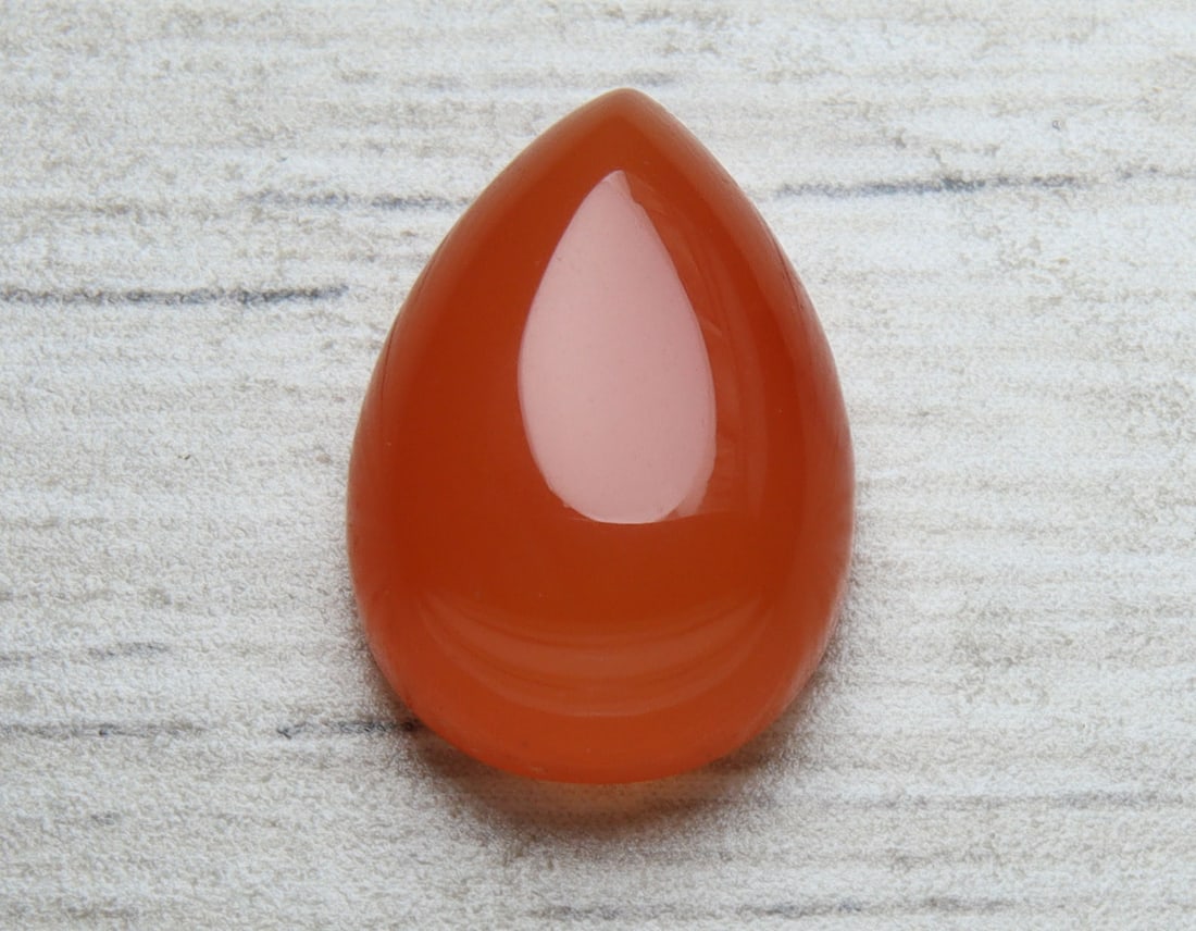 Fabulous " Natural Carnelian " 6.40 Cts Natural Carnelian: No Reserve! Title: Fabulous " Natural Carnelian " 6.40 Cts Natural Carnelian Additional Information: Gemstone : Natural Carnelian Weight : 6.40 carat Shape : Pear Cabochon Dimensions : 14x10 mm Color 