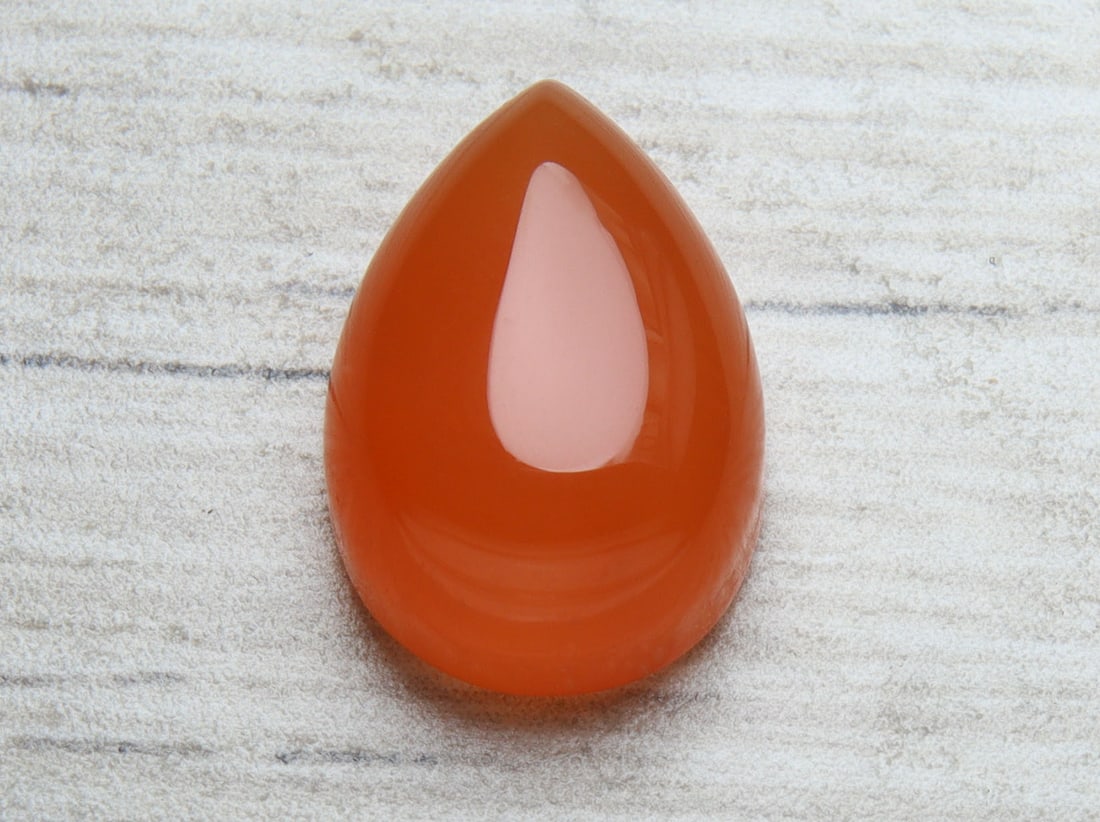 Spectacular " Natural Carnelian " 6.87 Cts Natural Carnelian: No Reserve! Title: Spectacular " Natural Carnelian " 6.87 Cts Natural Carnelian Additional Information: Gemstone : Natural Carnelian Weight : 6.87 carat Shape : Pear Cabochon Dimensions : 14x10 mm Col