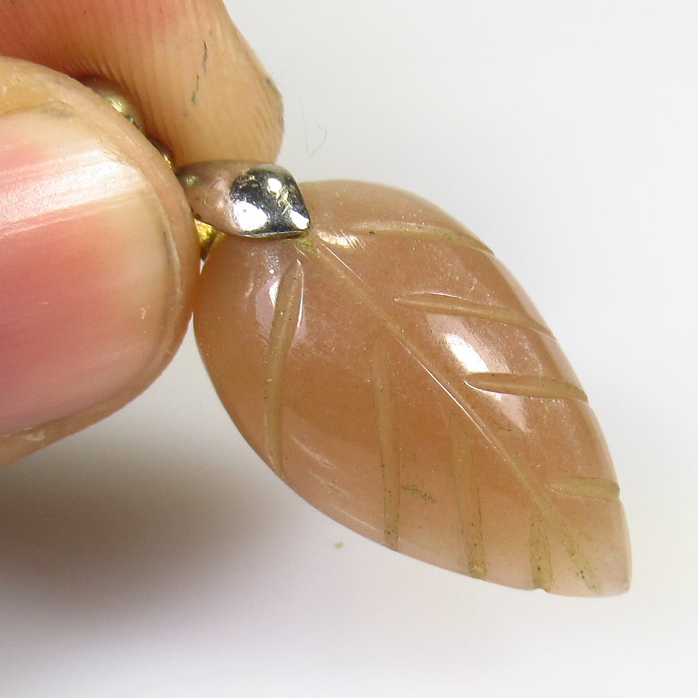 18.90 Ctw Natural Moonstone Flower Pendant: No Reserve! Title: 18.90 Ctw Natural Moonstone Flower Pendant Stone Clarity: Semi-Transparent Gemstones: Natural Moonstone Carat Weights: 18.90 Size/Dimensions: 26.00 x 14.40 x 7.50 mm Additional Info