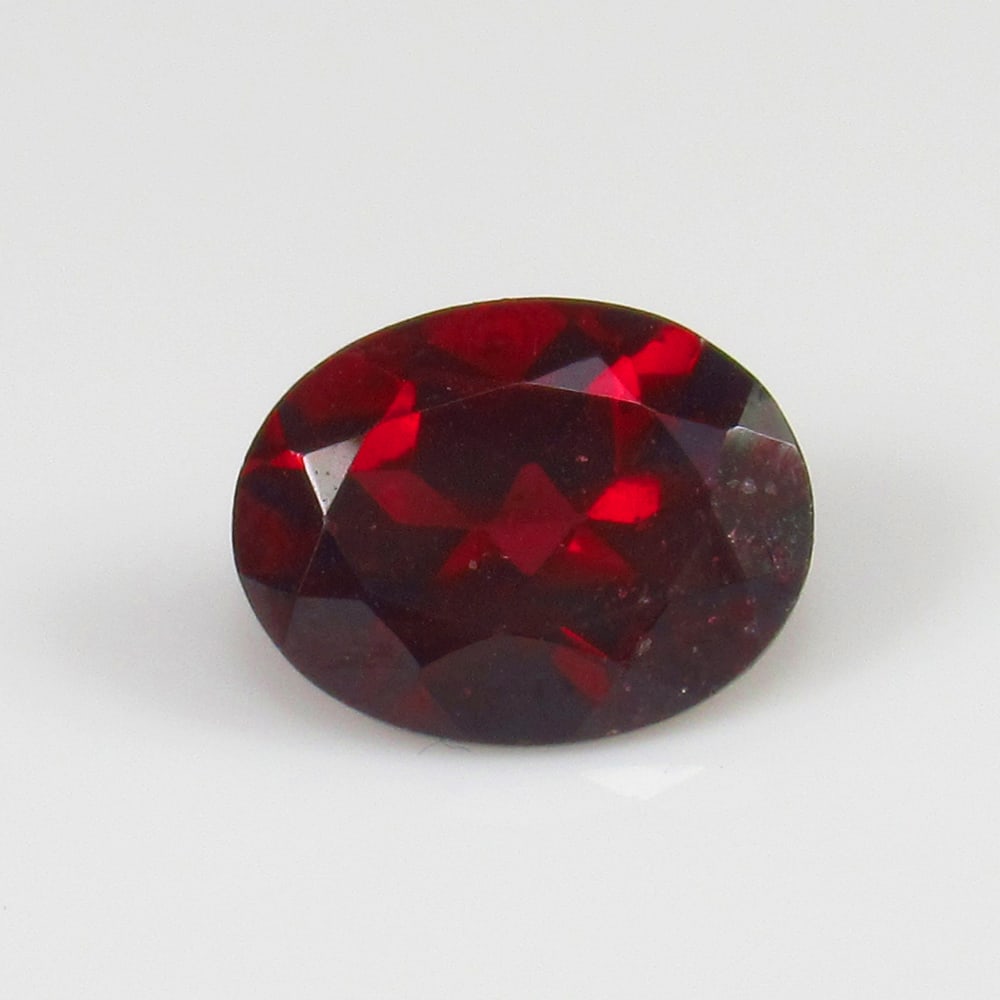 Natural Rhodolite Garnet - 2.16 Ct: No Reserve! Title: Natural Rhodolite Garnet - 2.16 Ct Origin: Mozambique Weight: 2.16 Size/Dimensions: 9.0 x 7.0 x 4.3 mm Additional Information: Pieces : 1 No's / Shape : Oval Cut / Color : Purplish 