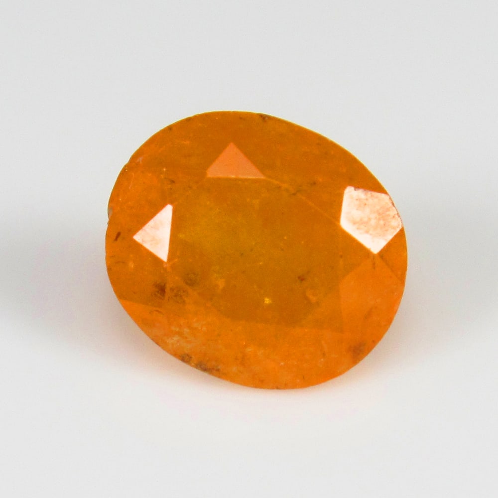 Natural Spessarite Garnet - 1.76 Ct: No Reserve! Title: Natural Spessarite Garnet - 1.76 Ct Origin: Madagascar Weight: 1.76 Size/Dimensions: 7.5 x 6.4 x 4.3 mm Additional Information: Pieces : 1 No's / Shape : Oval Cut / Color : Orange /