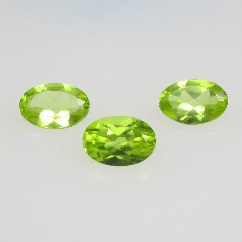1.47 Ctw Natural Pakistan Peridot Oval Set: No Reserve! Title: 1.47 Ctw Natural Pakistan Peridot Oval Set Stone Clarity: VVS Gemstones: Natural Peridot Carat Weights: 1.47 Size/Dimensions: 6.1x4.1 - 6.2x4.2 mm / 3 Pc's Additional Information: T