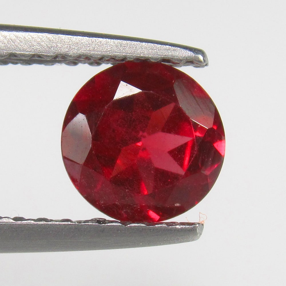 Natural Rhodolite Garnet - 0.84 Ct: No Reserve! Title: Natural Rhodolite Garnet - 0.84 Ct Origin: Mozambique Weight: 0.84 Size/Dimensions: 6.0 x 6.0 x 3.2 mm Additional Information: Pieces : 1 No's / Shape : Round Cut / Color : Purplish